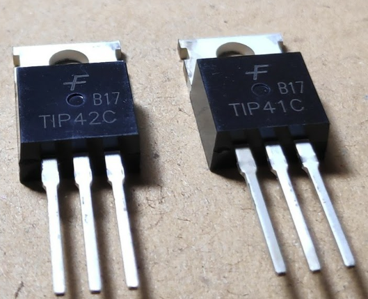 Perbedaan Transistor TIP 41C dan 42C