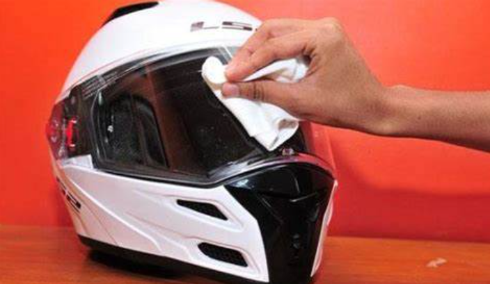 Cara Membersihkan Kaca Helm yang Menguning